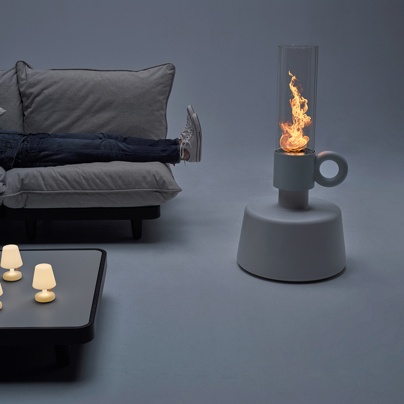 product_large_FATBOY_Flamtastique-desert+Paletti_Moodpicture-03_Night_01_104684 FATBOY_Flamtastique-desert_Lampad_da-esterno_a_bioetanolo_arredamento_esterno_outdoor_design_altà_qualità
